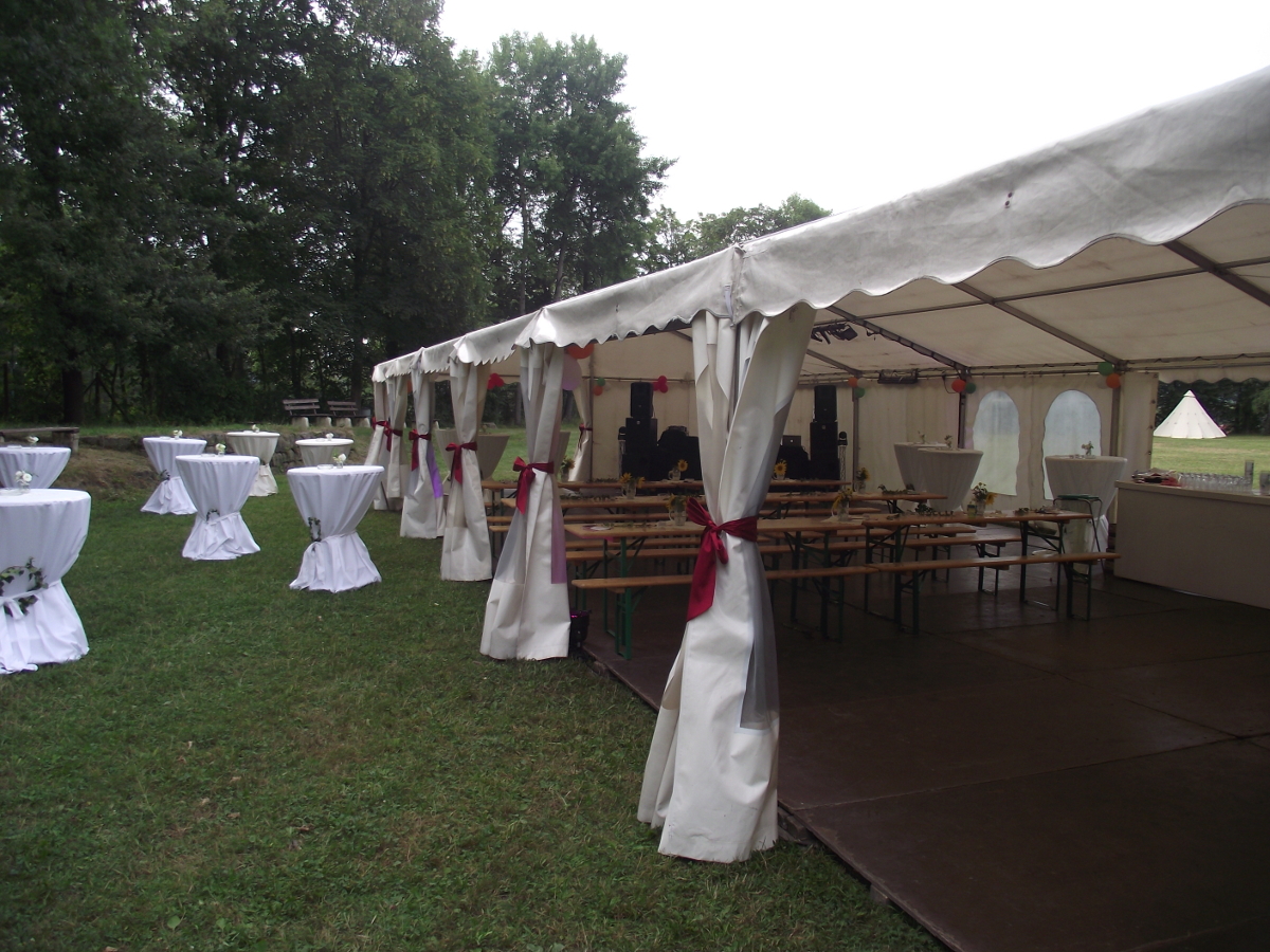 Stimmungsvoll feiern im offenen Festzelt für Hochzeiten, Familienfeste und Firmenfeste